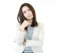 悩む女性