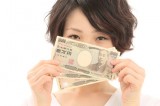 三万円を持つ女性